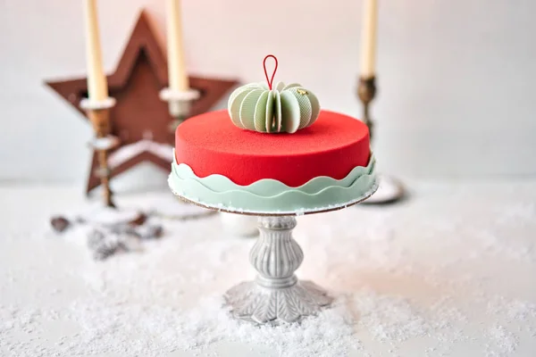 Mousse dort pokrytý červeným velurem. Dezert na zasněženém stole. Moderní evropský dort. Francouzská kuchyně. Vánoční téma. Kopírovat prostor — Stock fotografie