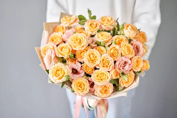 Bellissimo bouquet di fiori misti in mano donna. Concetto negozio floreale. Bellissimo bouquet di taglio fresco. Consegna fiori — Foto Stock
