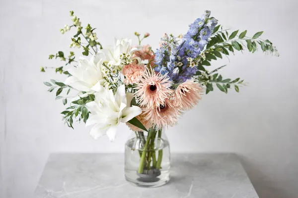 Finished flower arrangement in a vase for home. Flowers bunch, set for interior. Fresh cut flowers for decoration home. European floral shop. Delivery fresh cut flower. — Stock Photo, Image