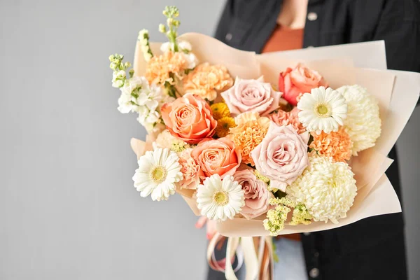 Bellissimo bouquet di fiori misti in mano donna. Concetto negozio floreale. Bellissimo bouquet di taglio fresco. Consegna fiori — Foto Stock