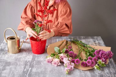 Çiçekleri adım adım vazoya yerleştirin. Çiçek demeti, eve gitmek için hazır. Dekorasyon için taze kesilmiş çiçekler. Avrupa çiçekçisi. Taze kesilmiş çiçek getirdim..
