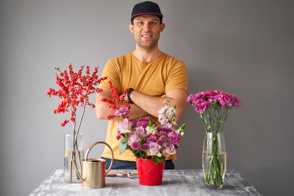 Porträtt av en manlig florist. Blommor gäng, redo för hem. Färska snittblommor för dekoration hem. Europeisk blomsteraffär. Leverans färsk snittblomma. — Stockfoto