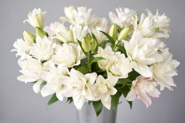 Vazoda beyaz ve pembe şakayık zambağı. Yumuşak çiçek yaprakları kapanıyor. Doğal çiçek arkaplanı. Güzel çiçek tebrik kartı.