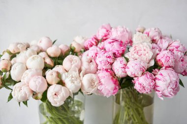 Cam vazo içinde sunulan güzel çiçekler. Pembe peonies güzel buket. Çiçek kompozisyon, sahne, gün ışığı. Duvar kağıdı