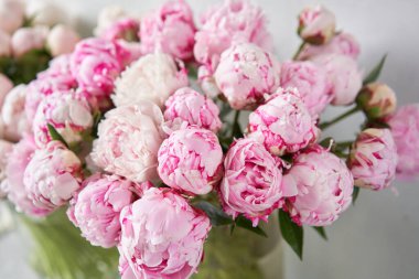 Cam vazo içinde sunulan güzel çiçekler. Pembe peonies güzel buket. Çiçek kompozisyon, sahne, gün ışığı. Duvar kağıdı