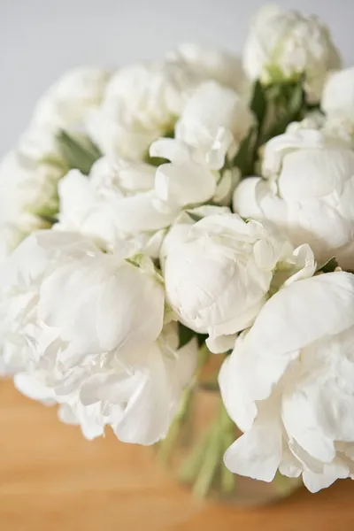 Peonías blancas en un jarrón de cristal. Hermosa flor de peonía para catálogo o tienda en línea. Concepto de tienda floral. Hermoso ramo de corte fresco. Entrega de flores — Foto de Stock