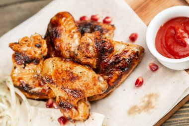 tavuk kanatları ızgara. Masanın üzerinde beyaz bir tabakta servis. Barbekü restoran menüsü, farklı etfotoğrafları bir dizi