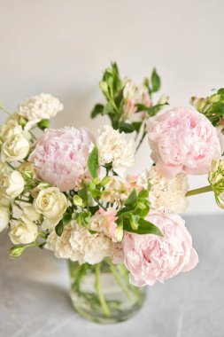 Yeşil bir vazoda güzel bir çiçek aranjmanı. Çiçekler demet, iç için ayarlı. Dekorasyon için taze kesilmiş çiçekler. Avrupa çiçekçisi. Taze kesilmiş çiçek getirdim.