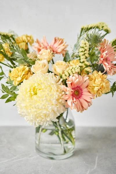 Finished flower arrangement in a vase for home. Flowers bunch, set for interior. Fresh cut flowers for decoration home. European floral shop. Delivery fresh cut flower. — Stock Photo, Image