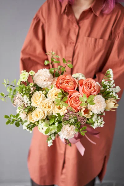 Hermoso ramo de flores mixtas en mano de mujer. Concepto de tienda floral. Hermoso ramo de corte fresco. Entrega de flores — Foto de Stock