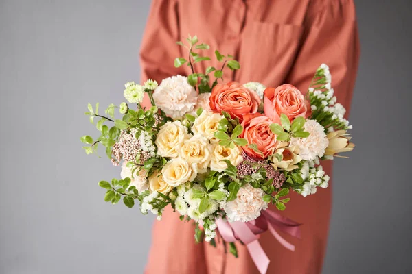 Όμορφη ανθοδέσμη από ανάμεικτα λουλούδια στο χέρι της γυναίκας. Ιδέα του μαγαζιού με τα λουλούδια. Όμορφη φρέσκια ανθοδέσμη. Παράδοση λουλουδιών — Φωτογραφία Αρχείου