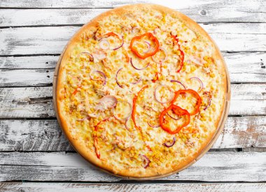 Tavuk, kırmızı biber ve mısırlı pizza. İtalyan mutfağı ve yemek pişirme konsepti. Napoli Pizzacısı 'nda pizza dilimleyen bir şef..
