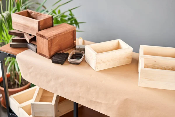 A set of blanks of wooden boxes for flower compositions. Small business woodwork workshop. In your work, do you use stains or wood preservatives to show the wood pattern. — Stock Photo, Image