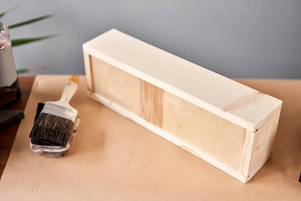 Un conjunto de espacios en blanco de cajas de madera para composiciones florales. Taller de carpintería para pequeñas empresas. En su trabajo, ¿utiliza manchas o conservantes de madera para mostrar el patrón de madera . — Foto de Stock