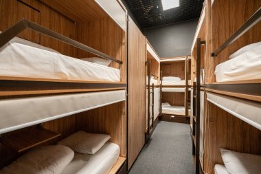 Rusya, Moskova - 26 Kasım 2018. WoW Oteli de. Otel yatakhanesinde bir odada bir sürü yatak var. Ahşap ranzalı küçük bir pansiyon..