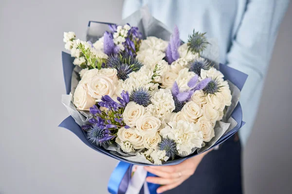 여인의 손에 아름다운 꽃다발 이 있다. 꽃 가게 컨셉이야. 새로 자른 꽃다발 이 예쁘네요. 꽃 배달 — 스톡 사진