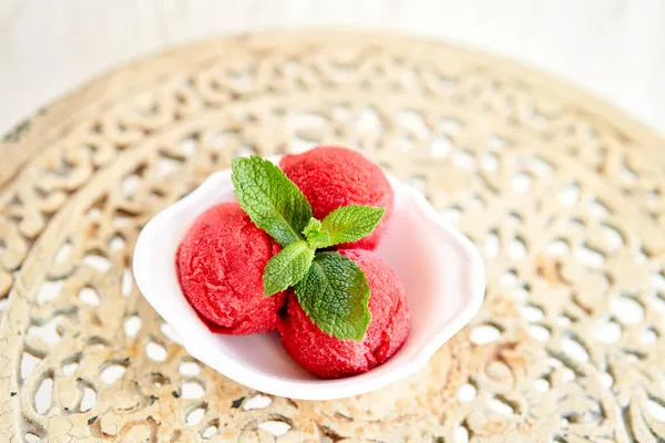 Berry es krim dengan daun mint. tiga bola dalam mangkuk putih di meja vintage. sorbet — Stok Foto