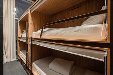 Rusya, Moskova - 26 Kasım 2018. WoW Oteli de. Otel yatakhanesinde bir odada bir sürü yatak var. Ahşap ranzalı küçük bir pansiyon..