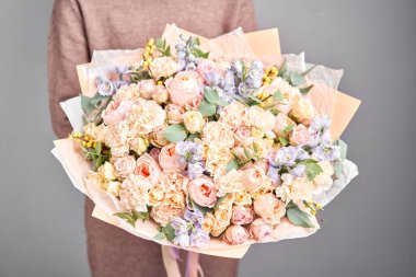 Kadın elinde karışık çiçek Büyük Güzel buket. Çiçek dükkanı konsepti . Güzel taze kesme buketi. Çiçek teslimatı