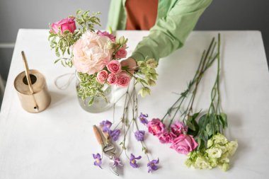 Buket 016. Adım adım vazoya çiçek yerleştirmek. Çiçek demeti, eve gitmek için hazır. Dekorasyon için taze kesilmiş çiçekler. Avrupa çiçekçisi. Taze kesilmiş çiçek getirdim..