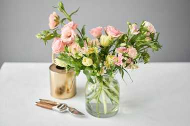 Buket 015. Çiçek aranjmanını ev için vazoda bitirdim. Çiçekler demet, iç için ayarlı. Dekorasyon için taze kesilmiş çiçekler. Avrupa çiçekçisi. Taze kesilmiş çiçek getirdim..