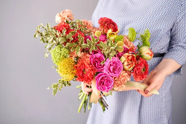 여인의 손에 아름다운 꽃다발 이 있다. 꽃 가게 컨셉이야. 새로 자른 꽃다발 이 예쁘네요. 꽃 배달 — 스톡 사진