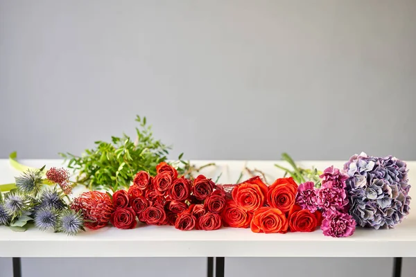 Um grupo de flores, preparado para casa. Flores frescas cortadas para decoração casa. Loja floral europeia. Entrega flor de corte fresco. — Fotografia de Stock
