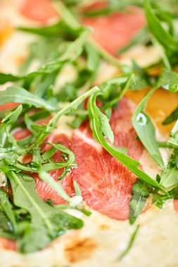 Odun sobasından ördekli İtalyan pizzası. Bir İtalyan restoranında öğle yemeği. Geniş pencereye yakın masa.