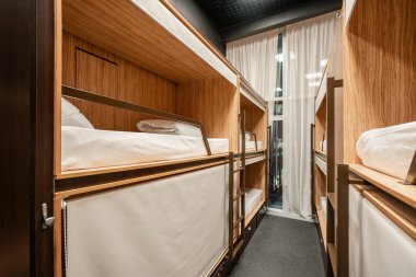 Rusya, Moskova - 26 Kasım 2018. WoW Oteli de. Otel yatakhanesinde bir odada bir sürü yatak var. Ahşap ranzalı küçük bir pansiyon..
