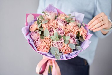 Kadın elinde güzel bir buket çiçek. Çiçek dükkanı konsepti. Taze kesilmiş güzel bir buket. Çiçek teslimatı