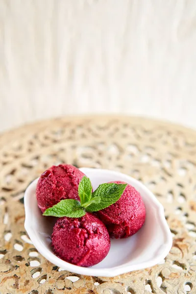 Gelateria italiana. Sorvete de baga com folha de hortelã. três bolas em uma tigela branca em uma mesa vintage. sorvete — Fotografia de Stock