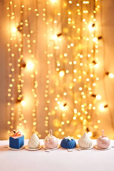 Feliz cartão de Natal. Variedade de deliciosos bolos doces. Ramos de abeto em um fundo cinza. Feliz cartão de Natal. Modo de ano novo — Fotografia de Stock