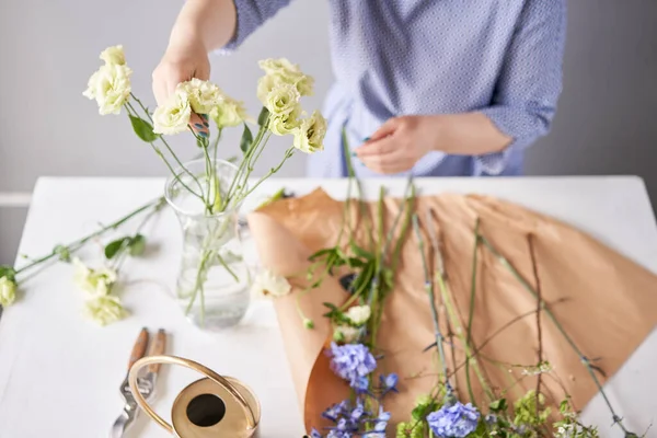 Çiçekleri adım adım vazoya yerleştirin. Çiçek demeti, eve gitmek için hazır. Dekorasyon için taze kesilmiş çiçekler. Avrupa çiçekçisi. Taze kesilmiş çiçek getirdim..