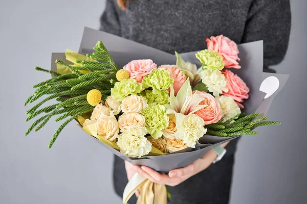 Bellissimo mazzo di fiori in mano donna. Concetto negozio floreale. Bellissimo bouquet di taglio fresco. Consegna fiori — Foto Stock