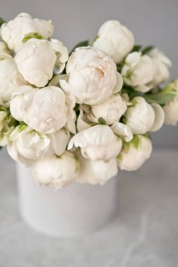 Metal bir vazoda beyaz Odile şakayıkları. Katalog ya da internet mağazası için güzel şakayık çiçekleri. Çiçek dükkanı konsepti. Taze kesilmiş güzel bir buket. Çiçek teslimatı. Boşluğu kopyala