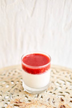 Panakota taze kremalı tatlı ve masada çilek..