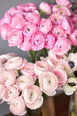 İç dekorasyon için beyaz, pembe ve morumsu çiçekler. Çiçekçi dükkanındaki çiçekçinin işi. Taze kesilmiş çiçek..