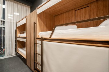 Rusya, Moskova - 26 Kasım 2018. WoW Oteli de. Otel yatakhanesinde bir odada bir sürü yatak var. Ahşap ranzalı küçük bir pansiyon..