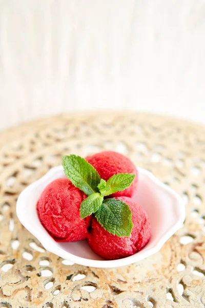 Berry es krim dengan daun mint. tiga bola dalam mangkuk putih di meja vintage. sorbet — Stok Foto