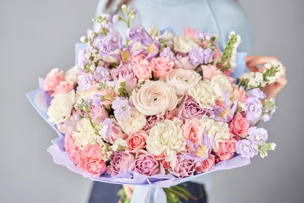 Kadın elinde güzel bir buket çiçek. Çiçek dükkanı konsepti. Taze kesilmiş güzel bir buket. Çiçek teslimatı — Stok fotoğraf