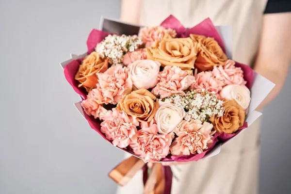 Bellissimo mazzo di fiori in mano donna. Concetto negozio floreale. Bellissimo bouquet di taglio fresco. Consegna fiori — Foto Stock