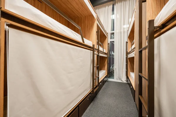 Rusia, Moscú - 26 de noviembre de 2018. Digamos hotel WoW. Dormitorio del hotel tienen muchas camas dispuestas en una habitación. Habitación pequeña albergue limpio con literas de madera. —  Fotos de Stock