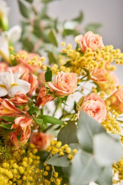 Çiçek aranjmanını ev için vazoda bitirdim. Çiçekler demet, iç için ayarlı. Dekorasyon için taze kesilmiş çiçekler. Avrupa çiçekçisi. Taze kesilmiş çiçek getirdim..
