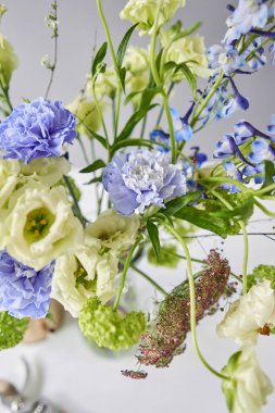 Çiçek aranjmanını ev için vazoda bitirdim. Çiçekler demet, iç için ayarlı. Dekorasyon için taze kesilmiş çiçekler. Avrupa çiçekçisi. Taze kesilmiş çiçek getirdim..