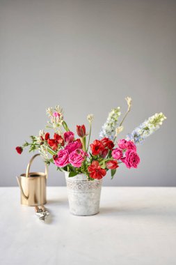 Buket 016. Çiçek aranjmanını ev için vazoda bitirdim. Çiçekler demet, iç için ayarlı. Dekorasyon için taze kesilmiş çiçekler. Avrupa çiçekçisi. Taze kesilmiş çiçek getirdim..