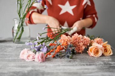 Çiçekleri adım adım vazoya yerleştirin. Çiçek demeti, eve gitmek için hazır. Dekorasyon için taze kesilmiş çiçekler. Avrupa çiçekçisi. Taze kesilmiş çiçek getirdim..