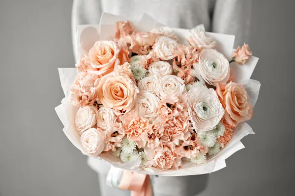 꽃을 섞어 만든 아름다운 꽃다발 과 여자 손에 쥐고 있는 라누 쿨 루스 클루니 하노 이 입니다. 꽃 가게 컨셉이야. 새로 자른 꽃다발 이 예쁘네요. 꽃 배달 — 스톡 사진