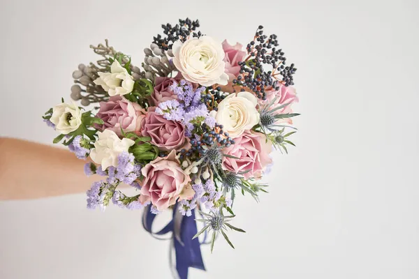 Mooi boeket van gemengde bloemen met ranunculus clooney hanoi in de hand van de vrouw. Bloemenwinkel concept. Mooi vers gesneden boeket. Bloemen levering — Stockfoto