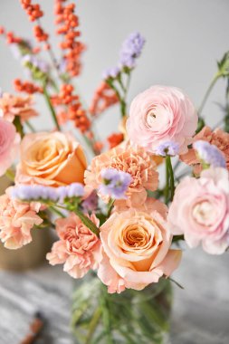 Çiçek aranjmanını ev için vazoda bitirdim. Çiçekler demet, iç için ayarlı. Dekorasyon için taze kesilmiş çiçekler. Avrupa çiçekçisi. Taze kesilmiş çiçek getirdim..