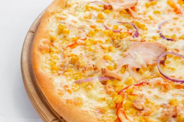 Tavuk, kırmızı biber ve mısırlı pizza. İtalyan mutfağı ve yemek pişirme konsepti. Napoli Pizzacısı 'nda pizza dilimleyen bir şef..